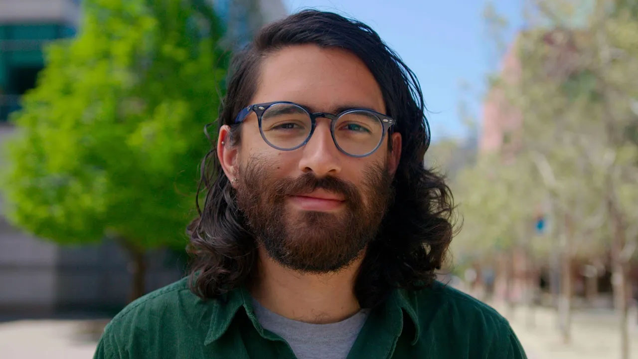 A portrait of Roberto Efraín Díaz.