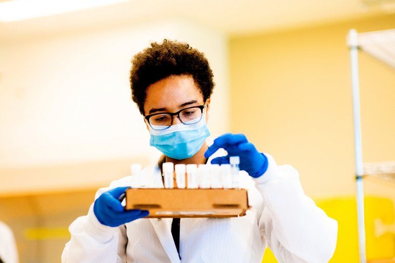 A female lab assistant works with the samples in the lab.