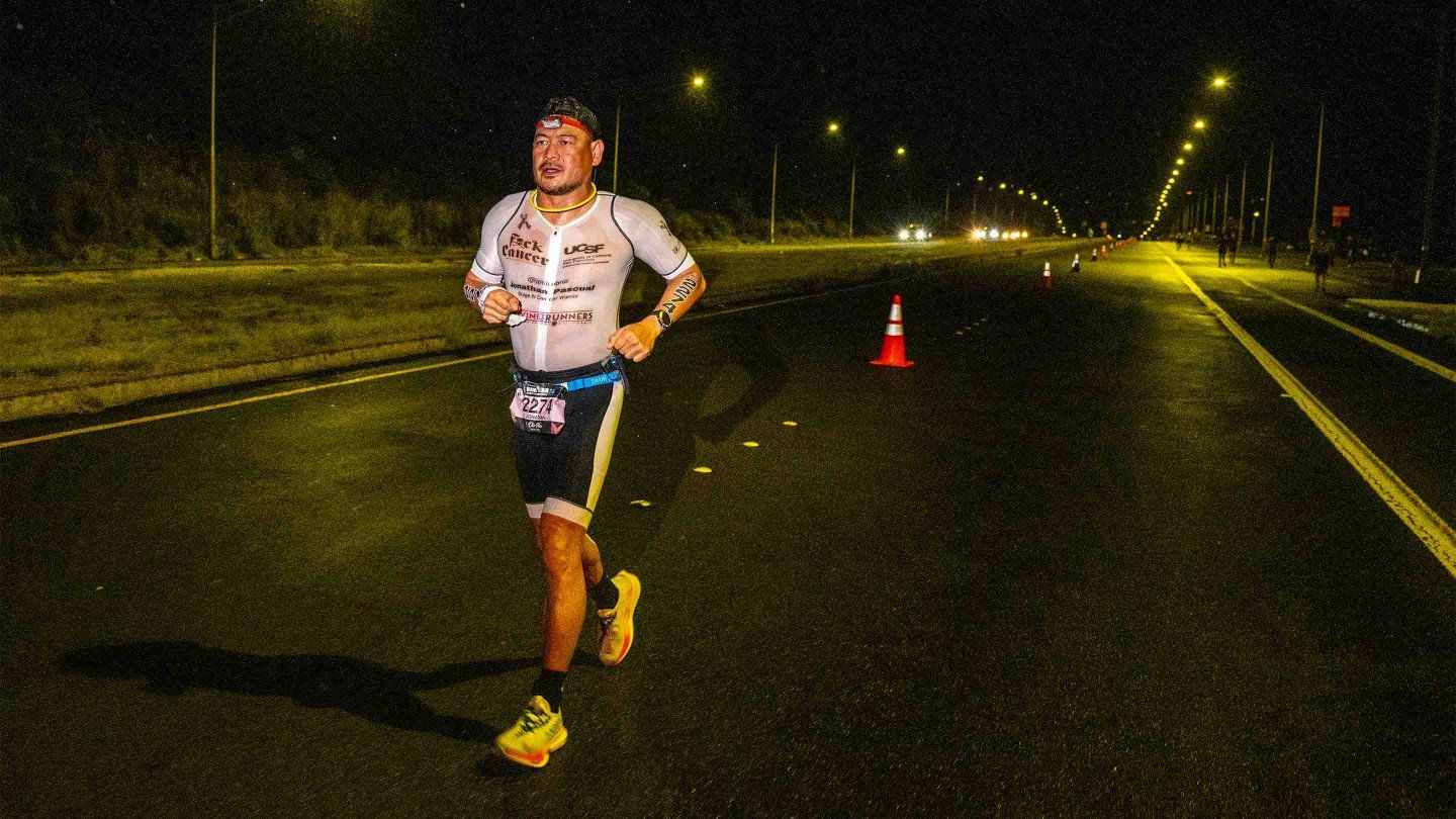 Jonathan Pascual running at night on a dark road.