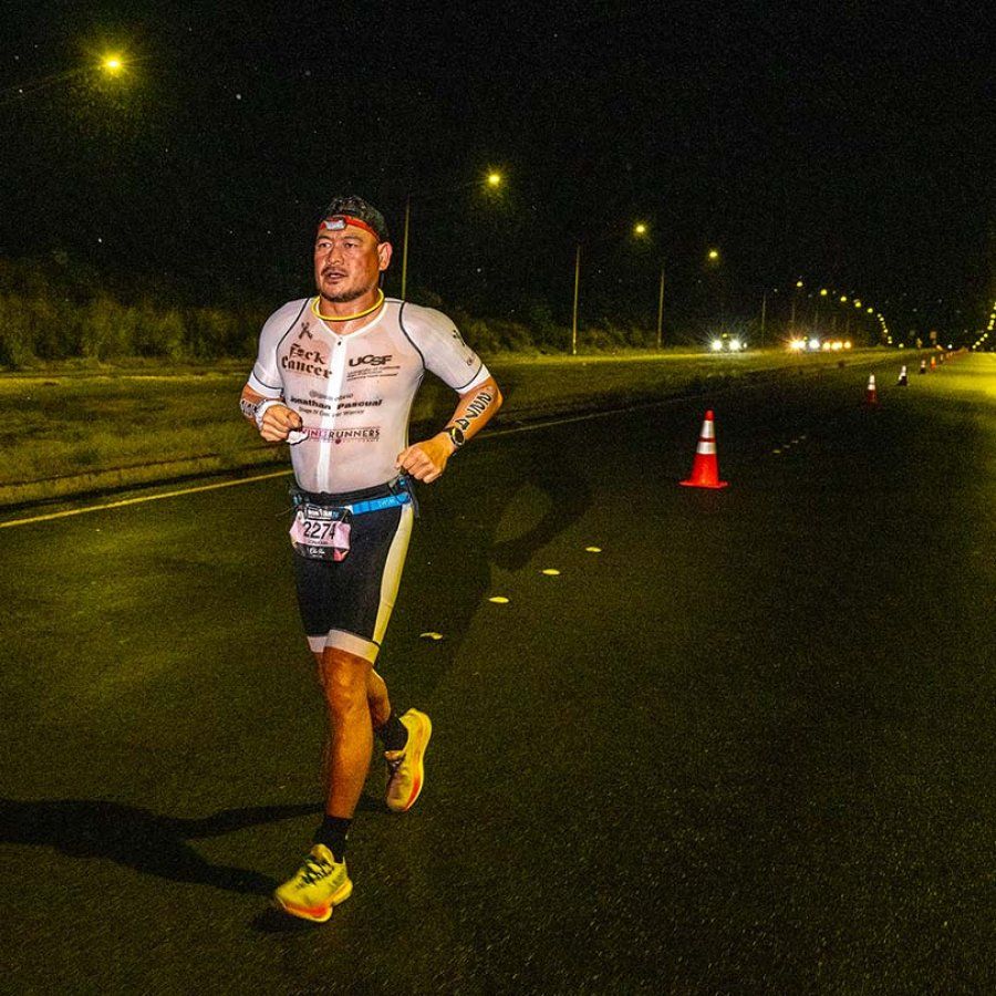 Jonathan Pascual running at night on a dark road.
