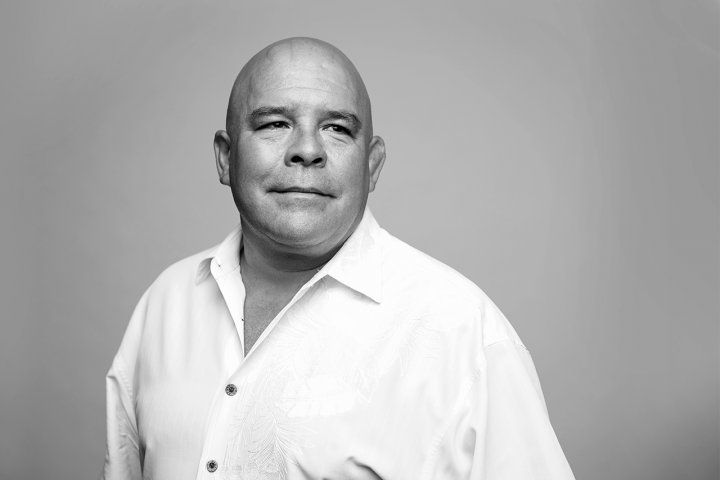 Portrait of Esteban Burchard in front of a grey background.