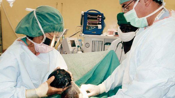 UCSF School of Medicine alum, Diane Sklar, delivers a baby.