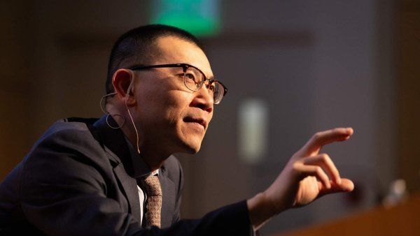 Dr. Binh An Phan lecturing in an auditorium